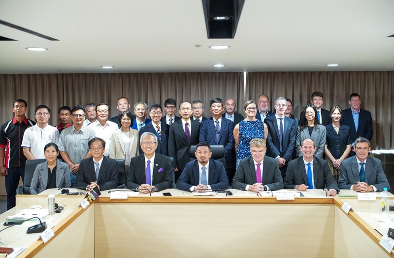New Southbound Policy。Hung Sun-an juga menyambut baik langkah Uni Eropa yang pada tahun 2024 telah mengesahkan Petunjuk Kewajiban Uji Tuntas Keberlanjutan Perusahaan (CSDDD) serta aturan terkait kerja paksa, yang dapat membantu perusahaan Taiwan dalam menjaga hak asasi manusia di luar aspek bisnis. 