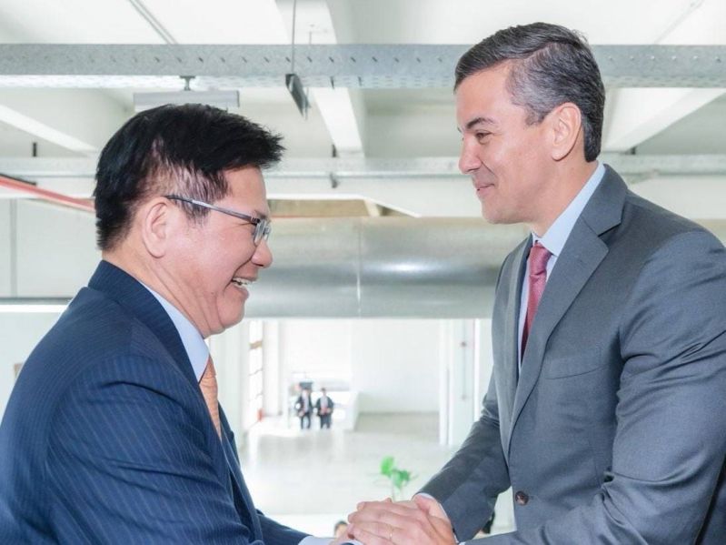 New Southbound Policy。รมว.กต.ไต้หวันเข้าพบคารวะ H.E. Santiago Peña ประธานาธิบดีสาธารณรัฐปารากวัย โดยปธน. Peña ได้แสดงจุดยืนว่า ความสัมพันธ์ระหว่างไต้หวัน - ปารากวัย แข็งแกร่งดุจหินผา (ภาพจากกระทรวงการต่างประเทศ)