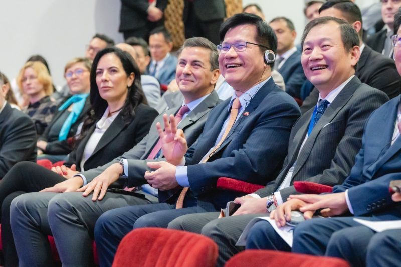 New Southbound Policy。Dalam kunjungan ini Menlu Lin membawa serta perwakilan dari sejumlah sektor industri strategis Taiwan yang memiliki potensi besar untuk bekerja sama dengan Paraguay, antara lain perwakilan dari bidang semikonduktor, teknologi informasi dan komunikasi, teknologi tinggi, konstruksi, pertanian cerdas, tekstil fungsional, energi hijau, furnitur, dan pengolahan makanan. 
