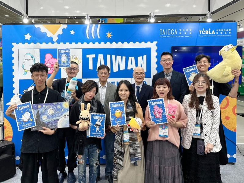 New Southbound Policy。Dalam ajang tersebut, delegasi Taiwan menghadirkan paviliun dengan konsep visual “prangko” yang menghimpun enam karakter IP asli Taiwan dalam satu kesatuan tampilan, menonjolkan pesona karakter-karakter baru yang memiliki potensi besar.