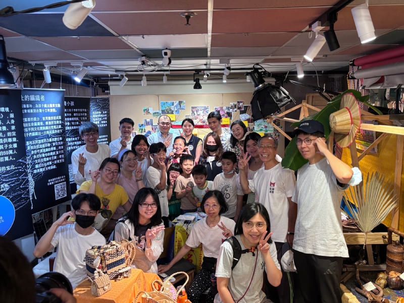 新二代姊弟教手作色紙水燈 傳承柬埔寨永續共存文化圖片 - 新南向政策