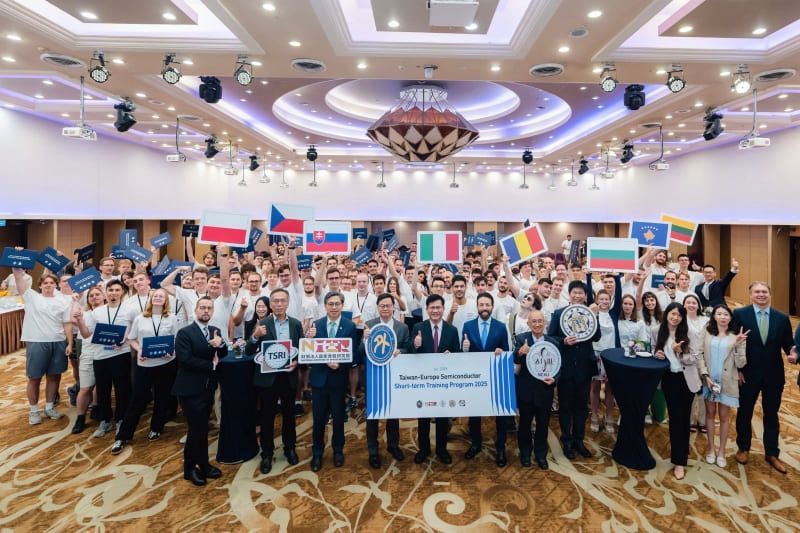 New Southbound Policy。Bộ trưởng Bộ Ngoại giao Lâm Giai Long (hàng trước, thứ 5 từ trái qua) chủ trì tiệc trà giao lưu “Chương trình đào tạo ngắn hạn ngành bán dẫn Đài Loan-châu Âu 2025” tổ chức vào ngày 23/7 tại Đài Bắc. (Ảnh: Bộ Ngoại giao)