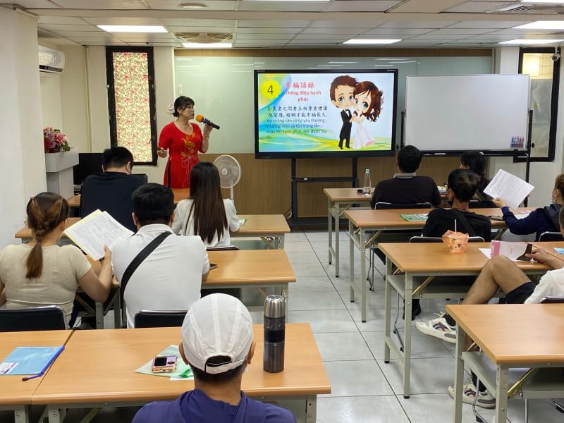 「越南吹畫」傳情意 移民署家庭手作搭起多元文化橋梁圖片 - 新南向政策