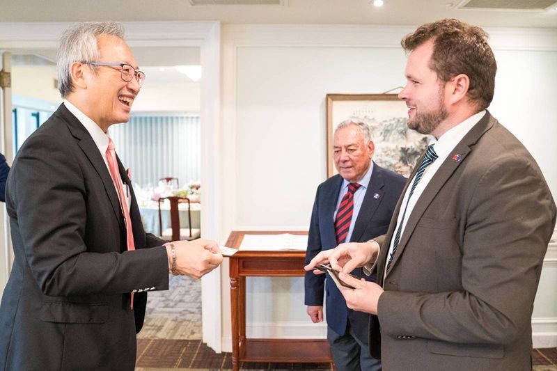 New Southbound Policy。Thứ trưởng Bộ Ngoại giao Ngô Chí Trung (bên trái) chào đón phái đoàn do lãnh đạo liên minh “Patriots for Europe” (Những người yêu nước vì châu Âu) của Nghị viện châu Âu – ông Anders Vistisen dẫn đầu sang thăm Đài Loan. (Ảnh: Bộ Ngoại giao)