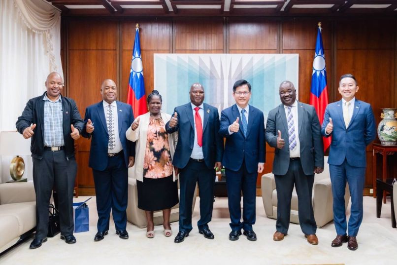 New Southbound Policy。Menteri Lin menyambut hangat kunjungan kedua menteri Eswatini ke Taiwan, yang mencerminkan eratnya hubungan interaktif antara kedua negara sekaligus mempertegas hubungan diplomatik yang kokoh dan teguh.

