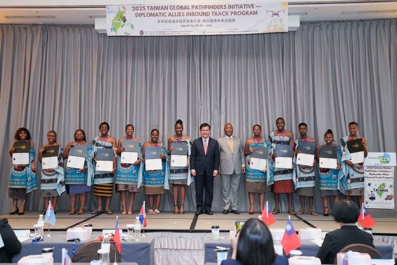 New Southbound Policy。Bộ trưởng Ngoại giao Lâm Giai Long (thứ 7 từ phải qua) và Đại sứ Eswatini Promise Sithembiso Msibi (thứ 6 từ phải qua) chụp ảnh cùng các học viên Eswatini tại Lễ bế mạc khóa đào tạo vào ngày 31/7 tại Đài Bắc. (Ảnh: Bộ Ngoại giao)