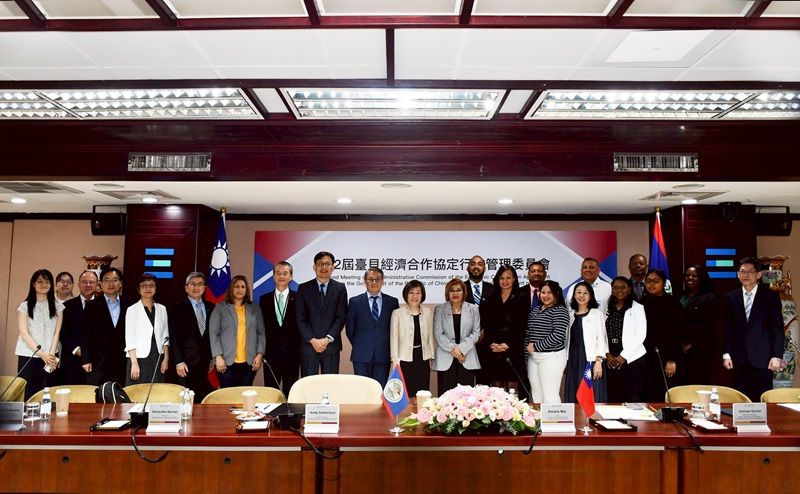 New Southbound Policy。Thứ trưởng Bộ Kinh tế Giang Văn Nhược (đứng giữa hàng trước) cùng Thứ trưởng Bộ Ngoại giao và Ngoại thương Belize Amalia Mai (hàng trước, thứ 8 từ phải qua) đồng chủ trì kỳ họp lần thứ 2 của Ủy ban Hành chính về Hiệp định Hợp tác Kinh tế (ECA) Đài Loan-Belize tổ chức từ ngày 29/7 đến ngày 30/7 tại Đài Bắc. (Ảnh: Bộ Kinh tế)