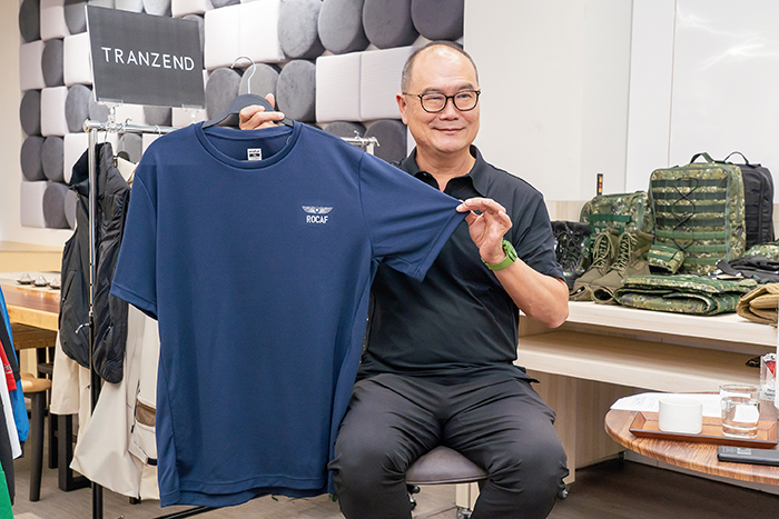Singtex President Jason Chen presents a high-performance T-shirt made for the Ministry of National Defense using sustainable coffee yarn with moisture-wicking and quick-dry functions. (Photo By Chin Hung-hao)