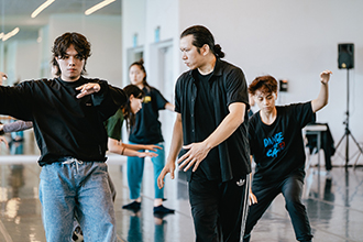 Olé Khamchanla, center, from France provides guidance at the TDP 2024 Dance Workshop. (Courtesy of Weiwuying / Photo by Lee Yu-chi)