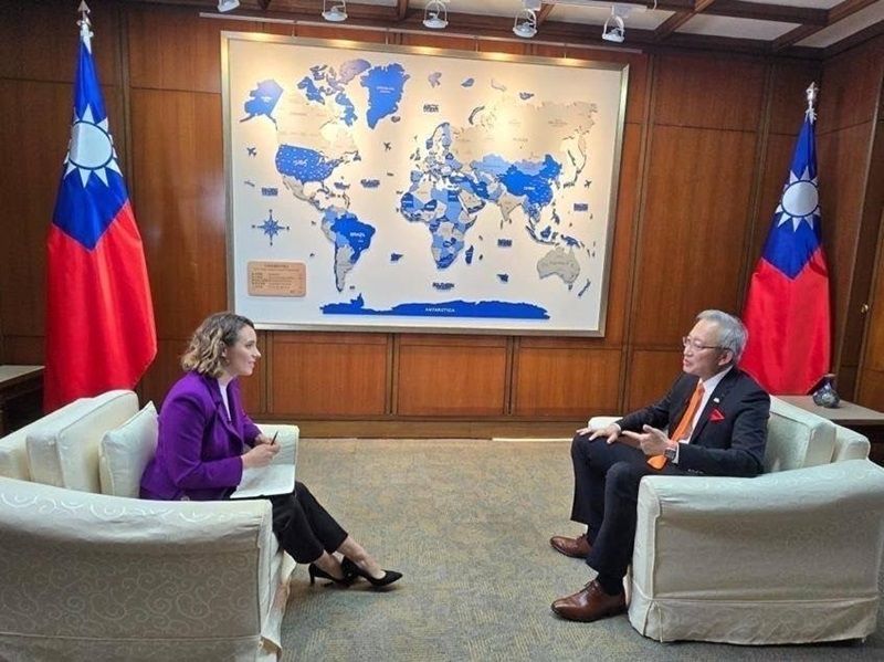 New Southbound Policy。Thứ trưởng Bộ Ngoại giao Ngô Chí Trung (bên phải) trả lời phỏng vấn với phóng viên Helen-Ann Smith của kênh truyền hình Anh “Sky News”. (Ảnh: Bộ Ngoại giao)