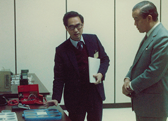 The film records Hu Ding-hua’s (left) and the Minister of Economic Affairs Sun Yun-suan’s contributions to Taiwan’s semiconductor industry. (Photos Courtesy of Activator Co. Ltd)
