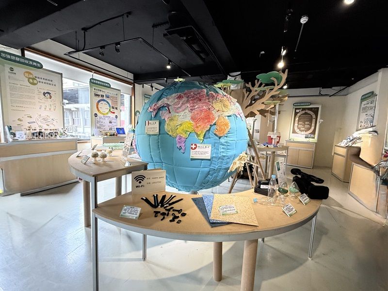 New Southbound Policy。Pameran kali ini mengusung tema inti “Aksi, Inovasi, dan Visi”, yang menekankan bahwa Taiwan sedang mengambil langkah konkret dalam menangani polusi plastik melalui inovasi berkelanjutan, transformasi industri, dan penguatan tata kelola yang transparan serta adaptif. 