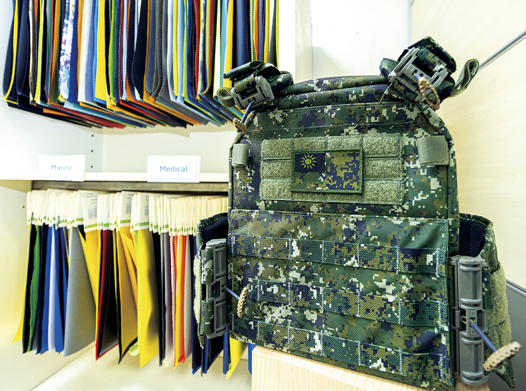 Hoyu’s new bulletproof fabric is used in equipment for defense and police personnel. (Photo by Chen Mei-ling)
