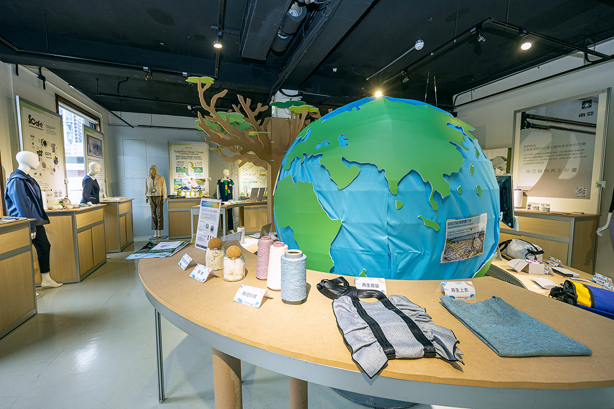 Secondhand clothing and textile leftovers are the raw materials for sustainably produced items. (Photo by Chen Mei-ling)