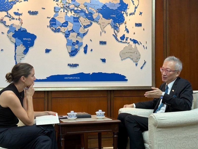 New Southbound Policy。Thứ trưởng Bộ Ngoại giao Ngô Chí Trung (bên phải) trả lời phỏng vấn với Allegra Mendelson, phóng viên thường trú tại châu Á của nhật báo The Telegraph (Anh). (Ảnh: Bộ Ngoại giao)