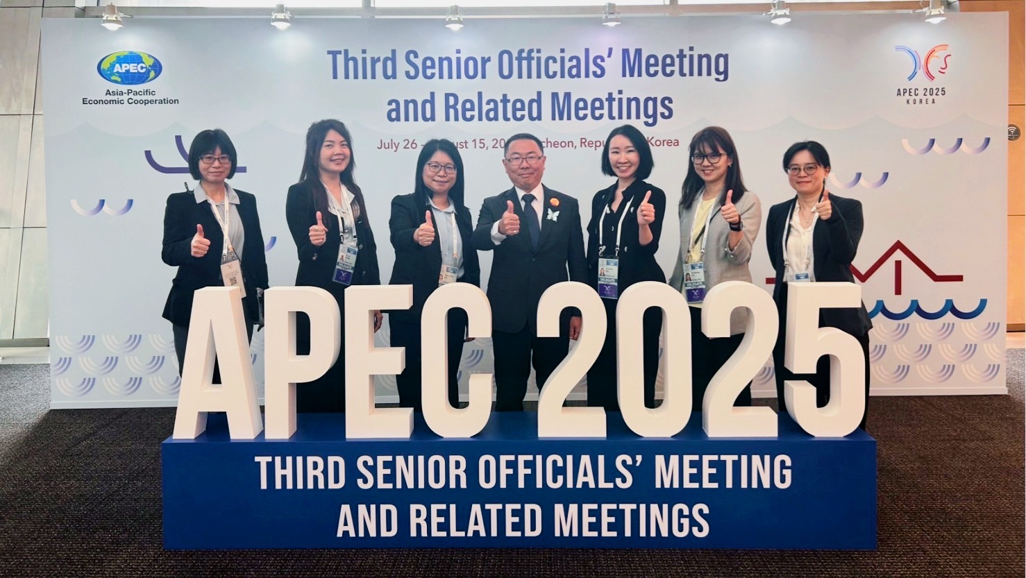 New Southbound Policy。Kantor Kesetaraan Gender Eksekutif Yuan menegaskan bahwa partisipasi Taiwan dalam WEF tahun ini membuahkan hasil signifikan. Beberapa anggota delegasi bahkan diundang menjadi pembicara dalam pertemuan APEC Policy Partnership on Women and the Economy (PPWE), memperlihatkan kedalaman dan keberagaman kontribusi Taiwan di bidang kesetaraan gender.
