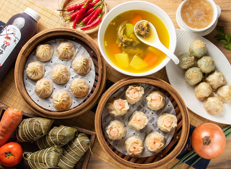 New Southbound Policy。Predikat Bib Gourmand di Taiwan diberikan kepada restoran yang mampu menyajikan tiga hidangan lezat dan berkualitas dengan harga di bawah NTD 1.000, disesuaikan dengan tingkat daya beli di masing-masing kota dunia. 