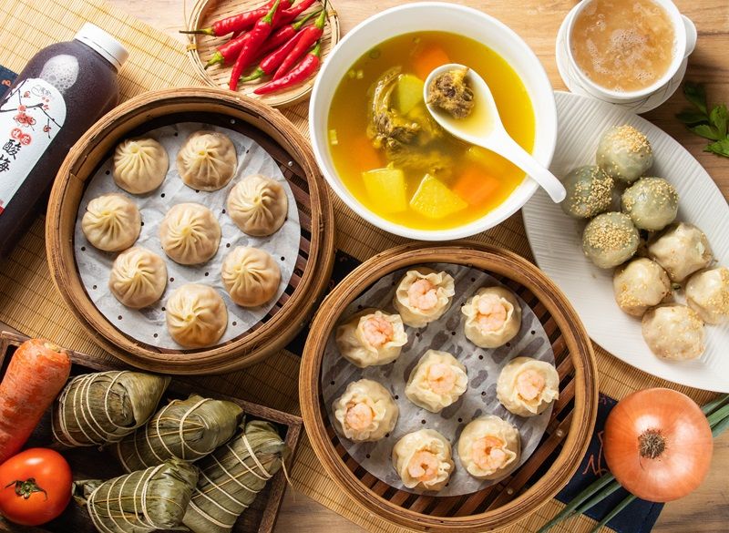 New Southbound Policy。Predikat Bib Gourmand di Taiwan diberikan kepada restoran yang mampu menyajikan tiga hidangan lezat dan berkualitas dengan harga di bawah NTD 1.000, disesuaikan dengan tingkat daya beli di masing-masing kota dunia. 