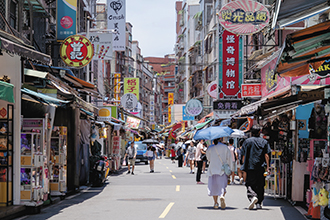 The streets neighboring the river are lined with souvenir and snack shops. (Photos by Chin Hung-hao)