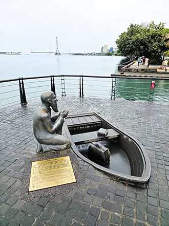 Located at the back of Tamsui Post Office on the riverside, the George Mackay sculpture commemorates the missionary's 1872 landing port. (Photo by Chin Hung-hao)