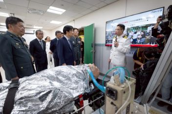 總統主持國防醫學大學揭牌典禮　期許持續精進醫療服務、傳染病防治與軍陣醫學三大領域 - 圖片