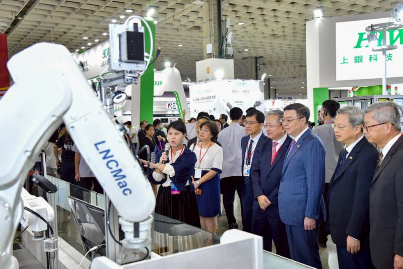 出席台灣機器人及自動化雙展開幕 卓揆：全力推動「AI新十大建設」 接軌世界先端科技、提升人民生活品質圖片 - 新南向政策