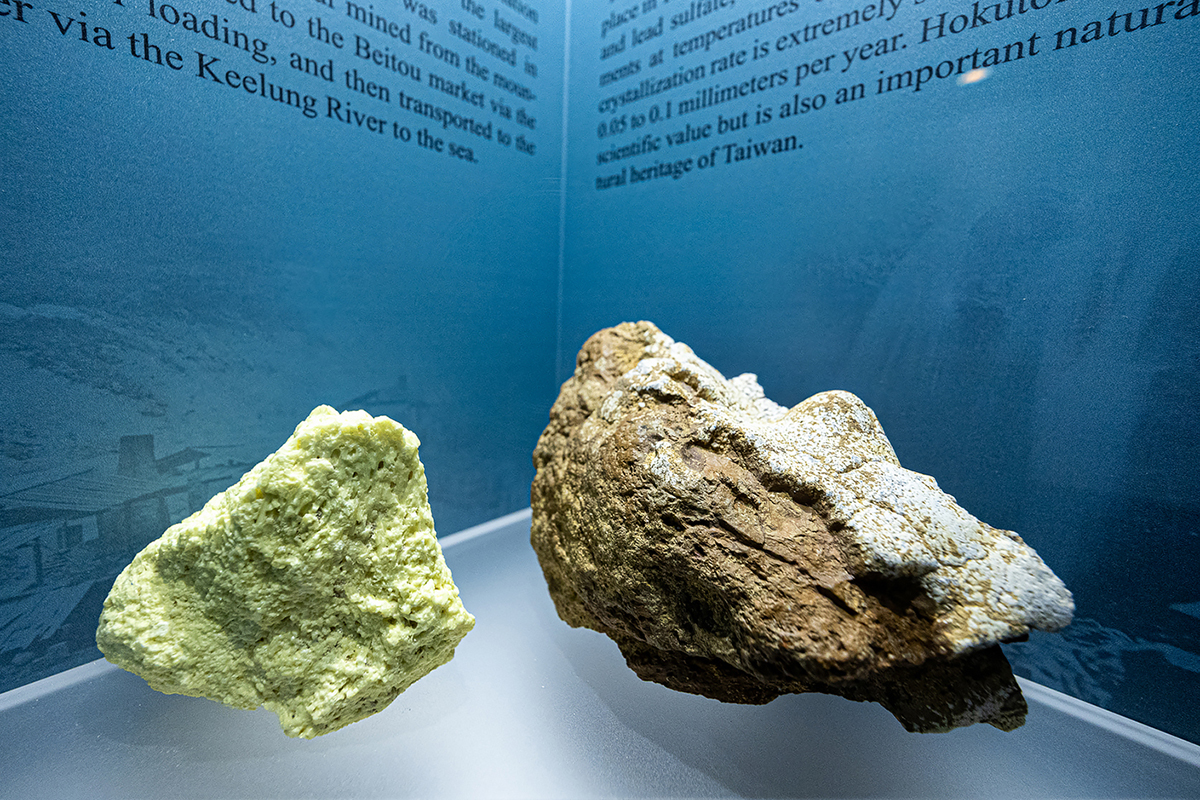 El museo exhibe muestras de hokutolita, un mineral que toma su nombre del nombre japonés de Beitou, Hokuto. (Foto de Chen Mei-ling)
