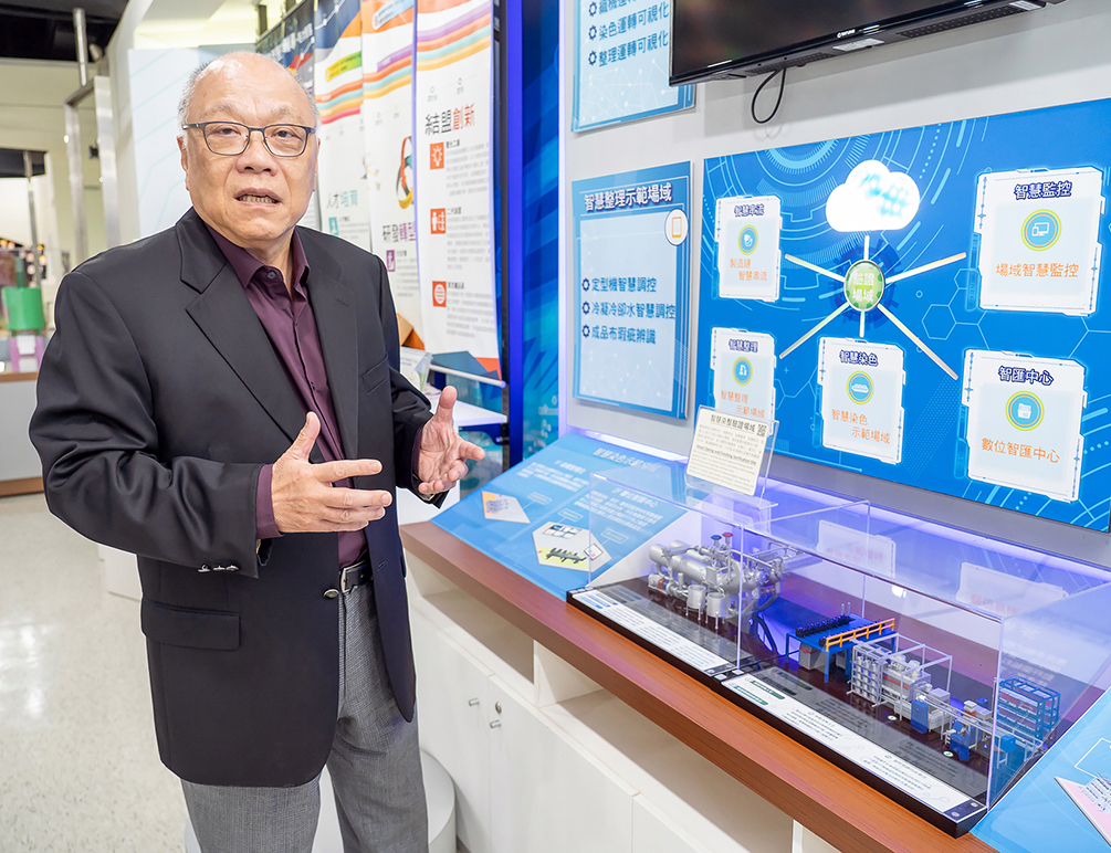 Kirk Hwang, presidente de la Asociación Taiwanesa de Textiles Técnicos, en la sala de exposición de I+D del Instituto de Investigaciones Textiles 
de Taiwán, en la ciudad de Nuevo Taipéi. (Foto de Chin Hung-hao)