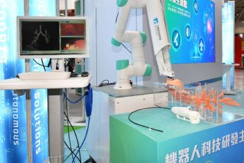 經濟部AI機器人三箭齊發 搶攻智慧醫療與製造新藍海！ 精準焊接效率倍增、醫檢人力減半、AI導航內視鏡進軍臺大醫院 - 圖片