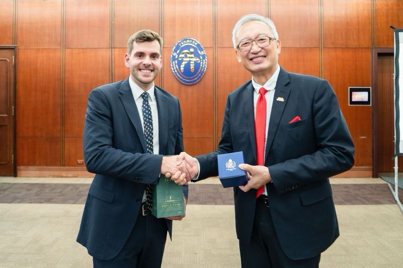 New Southbound Policy。Thứ trưởng Bộ Ngoại giao Ngô Chí Trung (bên phải) chào mừng Chủ tịch Nhóm hữu nghị Đài Loan của Đảng Bảo thủ Anh – ông Daniel Burden Trưởng phái đoàn “Chương trình Đối tác quan trọng có giá trị của châu Âu năm 2025” (EVIP) vào tối 19/8 tại Đài Bắc. (Ảnh: Bộ Ngoại giao)
