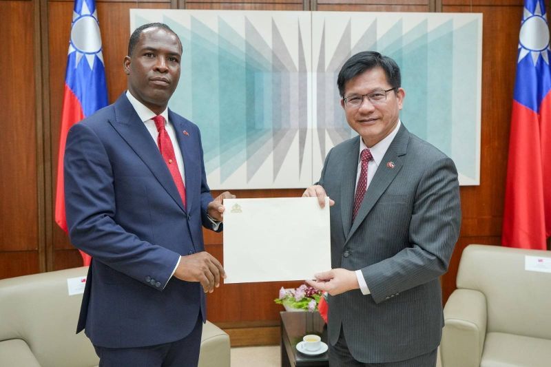 New Southbound Policy。Bộ trưởng Bộ Ngoại giao Lâm Giai Long (bên phải) nhận bản sao Quốc thư của tân Đại sứ Haiti tại Đài Loan Roudy Stanley Penn vào ngày 22/8 tại Đài Bắc. (Ảnh: Bộ Ngoại giao)

