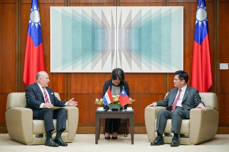 New Southbound Policy。Dalam pertemuan tersebut, ketiga duta besar menyerahkan salinan surat kepercayaan mereka dan berdiskusi dengan Menlu Lin Chia-lung mengenai upaya peningkatan kerja sama bilateral di berbagai bidang.
