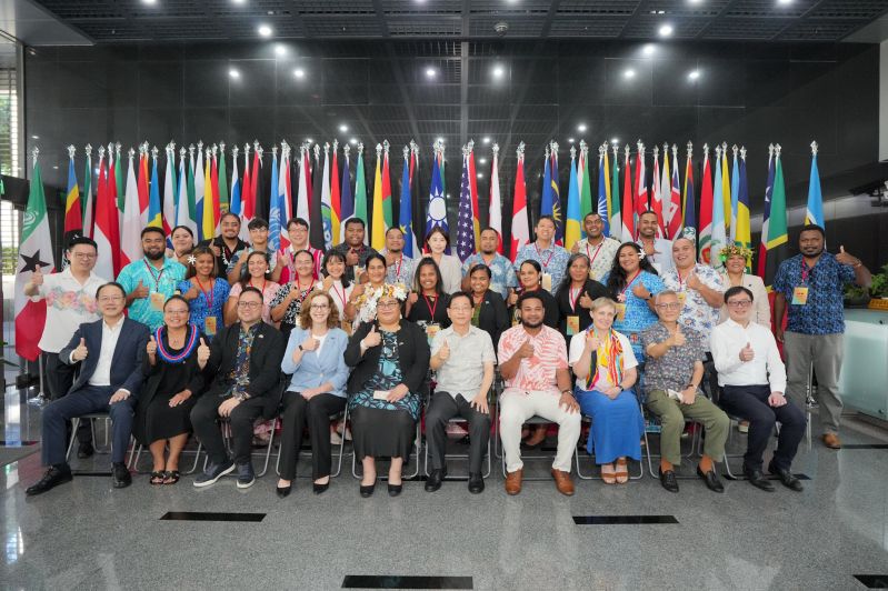 New Southbound Policy。กต.ไต้หวันผลักดัน “การทูตเชิงบูรณาการ” ด้วยการจับมือกับคกก.กิจการชนพื้นเมือง จัด “โครงการฝึกอบรมผู้นำเยาวชนจากประเทศหมู่เกาะในมหาสมุทรแปซิฟิก” (PILP) พร้อมติดต่อเชิญเยาวชนชนเผ่าพื้นเมืองไต้หวัน 3 ราย เข้าร่วมรับการฝึกอบรม (ภาพจากกระทรวงการต่างประเทศ)