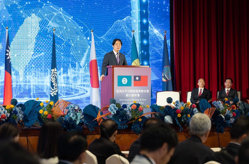 New Southbound Policy。Presiden Lai menegaskan bahwa Taiwan akan mengusung tiga inisiatif utama dalam bekerja sama dengan negara-negara lain, yaitu menunjukkan tekad dalam menjaga perdamaian regional; memperkuat kerja sama dengan mitra diplomatik; serta memanfaatkan platform APPU untuk mempererat kerja sama dengan negara-negara Asia dalam memajukan perdamaian, kemakmuran, dan pembangunan ekonomi di kawasan Asia-Pasifik.
