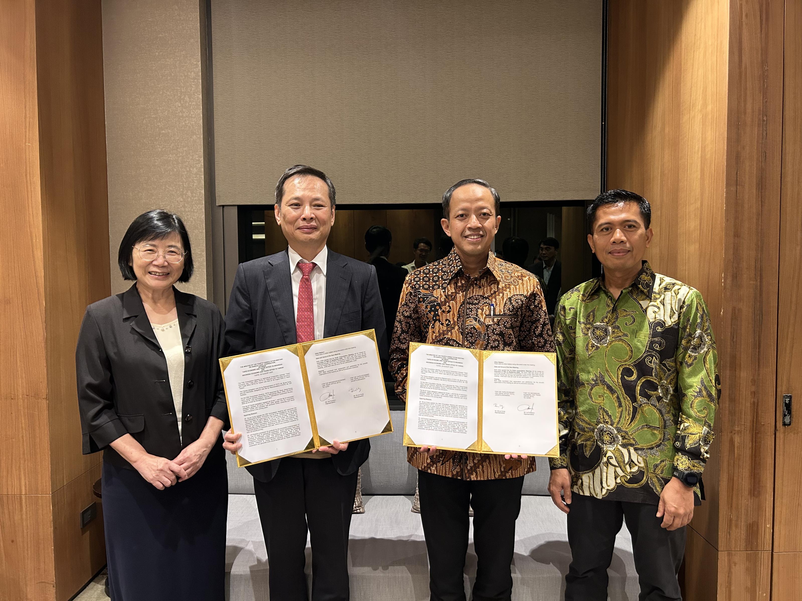 New Southbound Policy。Taiwan dan Indonesia juga mencapai konsensus awal terkait akses pasar produk pertanian dan perluasan perdagangan, yang ke depan akan ditindaklanjuti lewat pertukaran reguler serta program kerja sama percontohan, demi mendorong modernisasi pertanian dan pembangunan berkelanjutan.