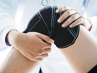 na rodillera inteligente incorpora sensores que monitorizan la actividad articular a fin de seguir el movimiento y facilitar la rehabilitación. (Foto cortesía de la Asociación de Textiles Inteligentes de Taiwán)
