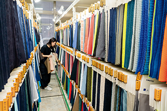 Un surtido de muestras de hilos en diversas texturas y tonos refleja la amplia investigación de materiales y las capacidades de diseño personalizado de Singtex. (Foto de Chin Hung-hao)