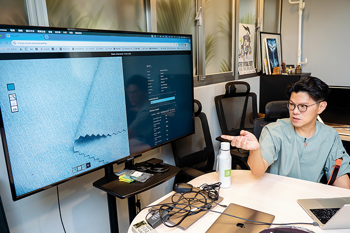 Jac Hsieh de NunoX muestra cómo la base de datos de tejidos digitales de la empresa visualiza propiedades textiles como textura, caída y brillo en tiempo real. (Foto de Chin Hung-hao)