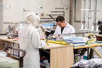 Los investigadores de Singtex desarrollan hilos de próxima generación que incorporan materiales ecológicos. (Foto de Chin Hung-hao)