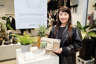 Evelyn Chen, cofundadora de DYCTEAM, contribuye a mantener el enfoque de la empresa en la moda responsable, con énfasis en la regeneración y la reducción de residuos. (Foto de Chin Hung-hao)