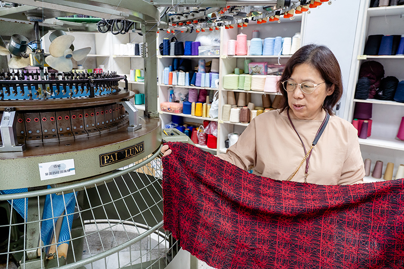 Ho Zhao-hua, decana de la Facultad de Moda y Textiles, explica cómo se pueden tejer patrones complejos en las telas. (Foto de Chin Hung-hao)
