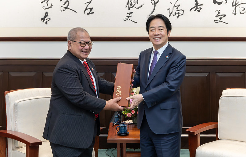 New Southbound Policy。Tổng thống Lại Thanh Đức (bên phải) chào đón Chủ tịch Quốc hội Tuvalu Iakoba Taeia Italeli dẫn đầu phái đoàn sang thăm Đài Loan vào ngày 2/9. (Ảnh: Phủ Tổng thống)