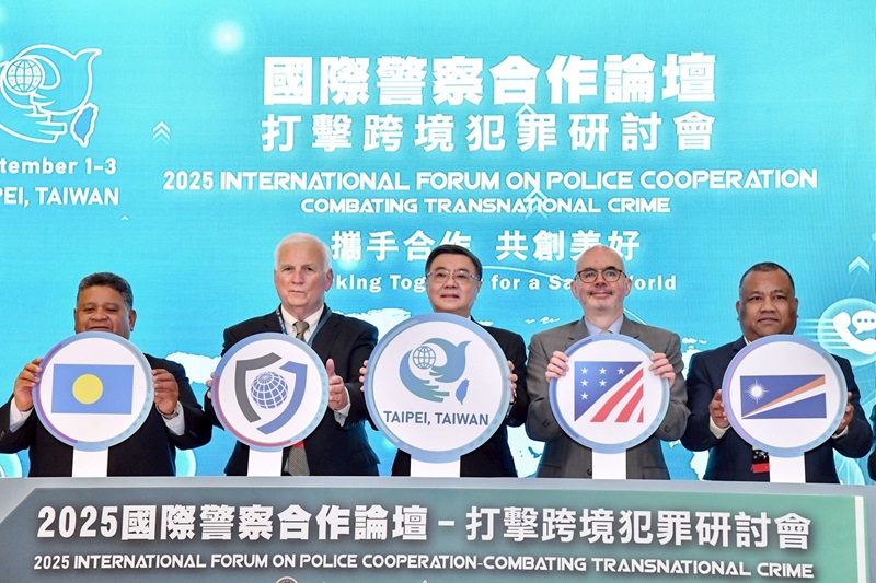 New Southbound Policy。Thủ tướng Trác Vinh Thái (đứng giữa) và đại diện các nước tham dự “Diễn đàn Hợp tác Cảnh sát Quốc tế 2025” tổ chức vào ngày 2/9 tại Đài Bắc. (Ảnh: Viện Hành chính)