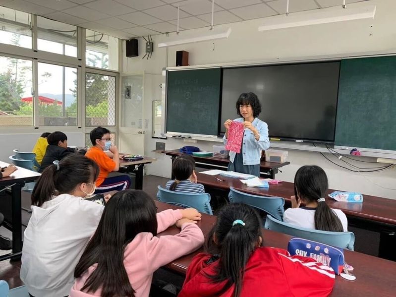 New Southbound Policy。Sekitar enam hingga tujuh tahun lalu, Zhang Meijun mendirikan Kelompok Belajar Indonesia di lantai atas rumahnya. Ruangan itu ia tata dengan lantai kayu dan kaca besar, sehingga menjadi tempat anak-anak keluarga penduduk baru belajar menari dan mengenal budaya Indonesia. Program ini tidak hanya mempererat hubungan anak-anak dengan budaya asal orang tua mereka, tetapi juga membuka ruang bagi masyarakat Hualien untuk memahami keragaman budaya Indonesia.