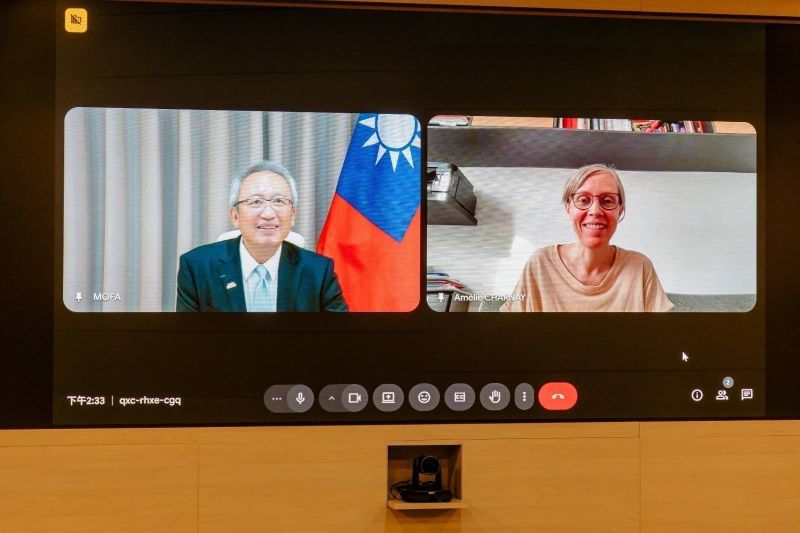 New Southbound Policy。Thứ trưởng Bộ Ngoại giao Ngô Chí Trung (bên trái) trả lời phỏng vấn qua video với Amélie Charnay, phóng viên báo “La Tribune” của Pháp. (Ảnh: Bộ Ngoại giao)