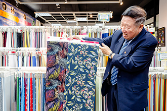 El fundador de Super Textile, Alex Lo, sigue siendo una fuerza líder en la innovación textil de Taiwán después de más de 50 años. (Foto de Chin Hung-hao)