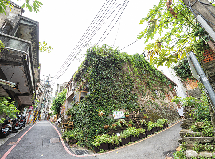 Gran parte del casco antiguo está construido alrededor del promontorio del fuerte, por lo que la calle Chongjian, la vía comercial más antigua de Tamsui, asciende por la ladera en tramos escalonados. (Foto de Chin Hung-hao)
