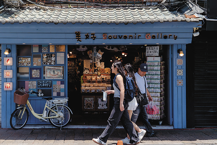Las calles junto al río están bordeadas de tiendas de recuerdos y puestos de comida. (Foto de Chin Hung-hao)