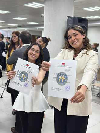 Dos jóvenes paraguayas celebran durante la ceremonia de entrega de becas en la Embajada de la República de China (Taiwán) en Paraguay. Este año, 65 estudiantes paraguayos becados iniciarán sus estudios de grado o posgrado en Taiwán. (Foto cortesía de la Embajada de la República de China (Taiwán) en el Paraguay)
