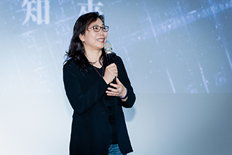 Hsiao Chu-chen, directora del documental A Chip Odyssey, ofrece un discurso durante una función especial en Taipéi. (Foto cortesía de Activator Co. Ltd)